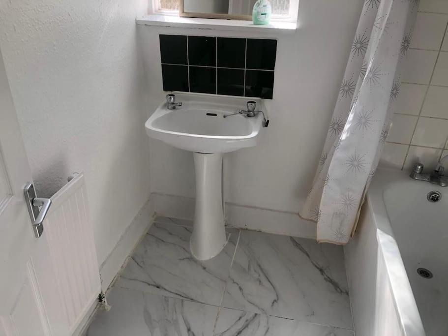 East London 2 Bedroom Flat Buitenkant foto