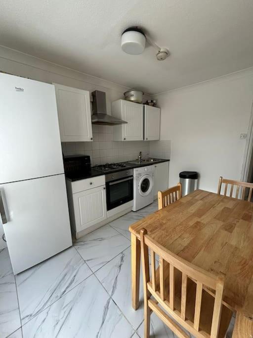 East London 2 Bedroom Flat Buitenkant foto